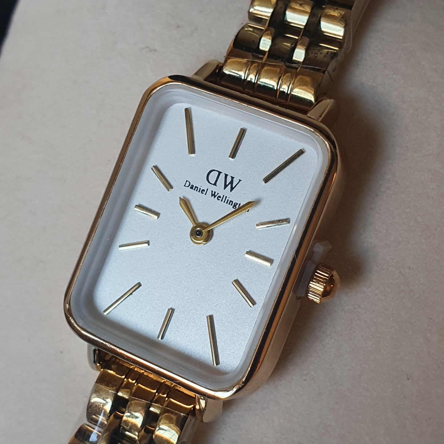 La Montre Daniel Wellington – Un Symbole de Luxe, d’Élégance et de Précision