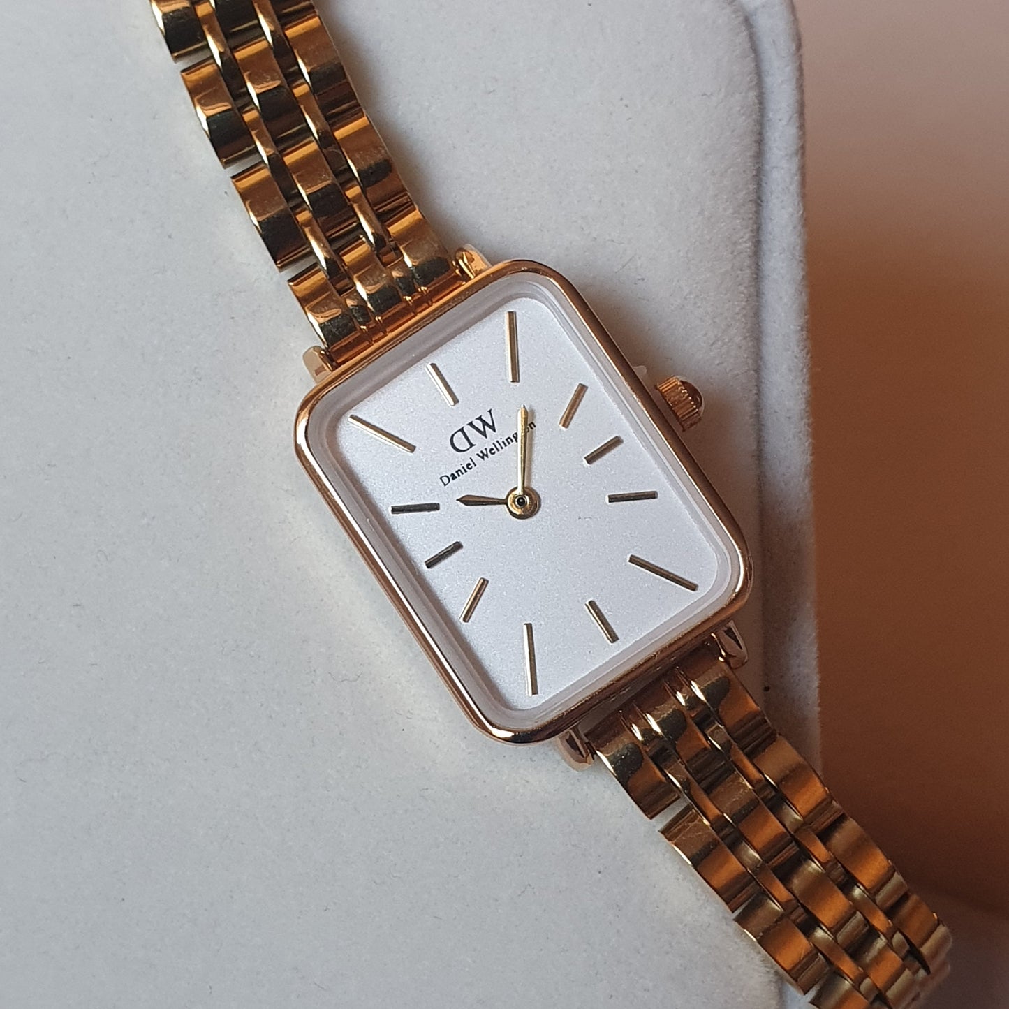 La Montre Daniel Wellington – Un Symbole de Luxe, d’Élégance et de Précision