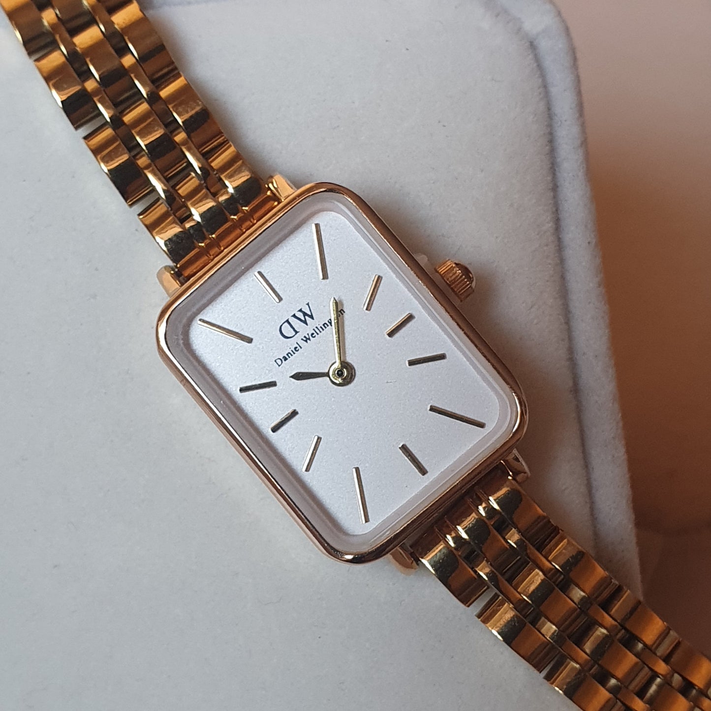 La Montre Daniel Wellington – Un Symbole de Luxe, d’Élégance et de Précision