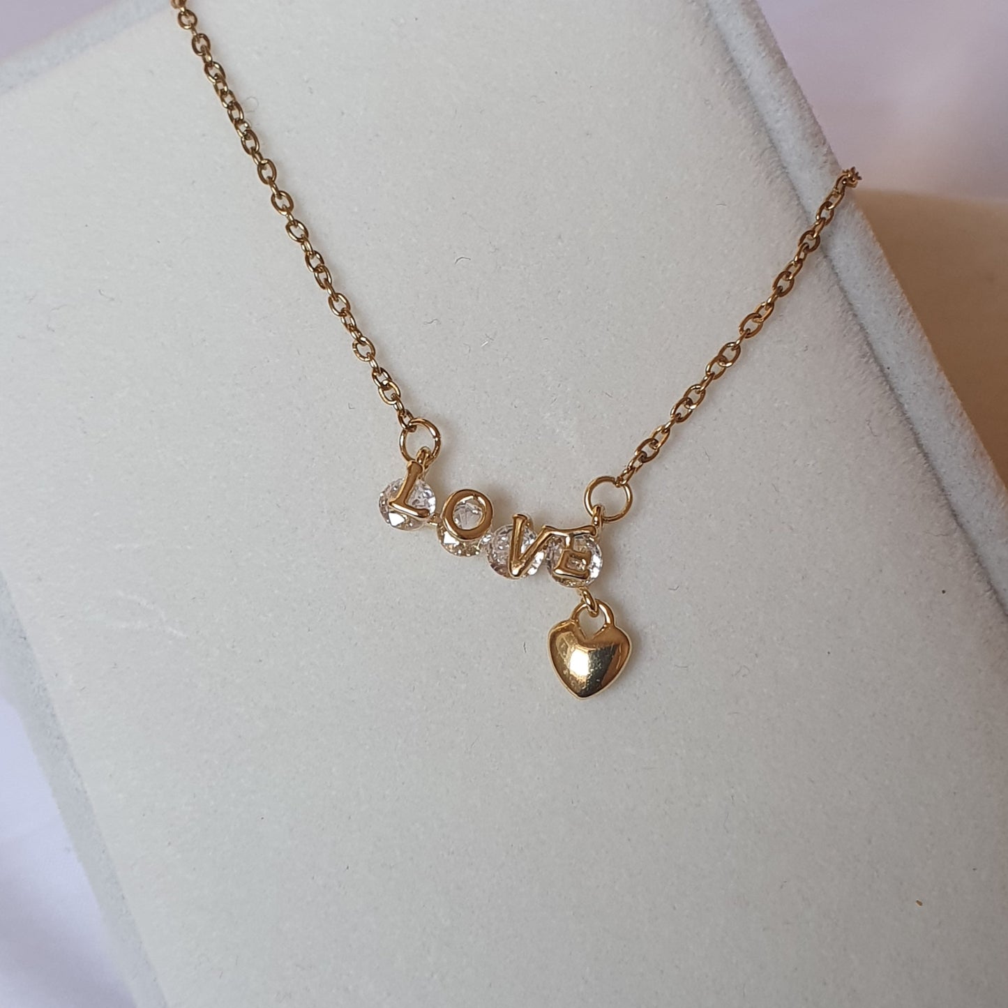 Collier LOVE Éclat – Élégance et Émotions