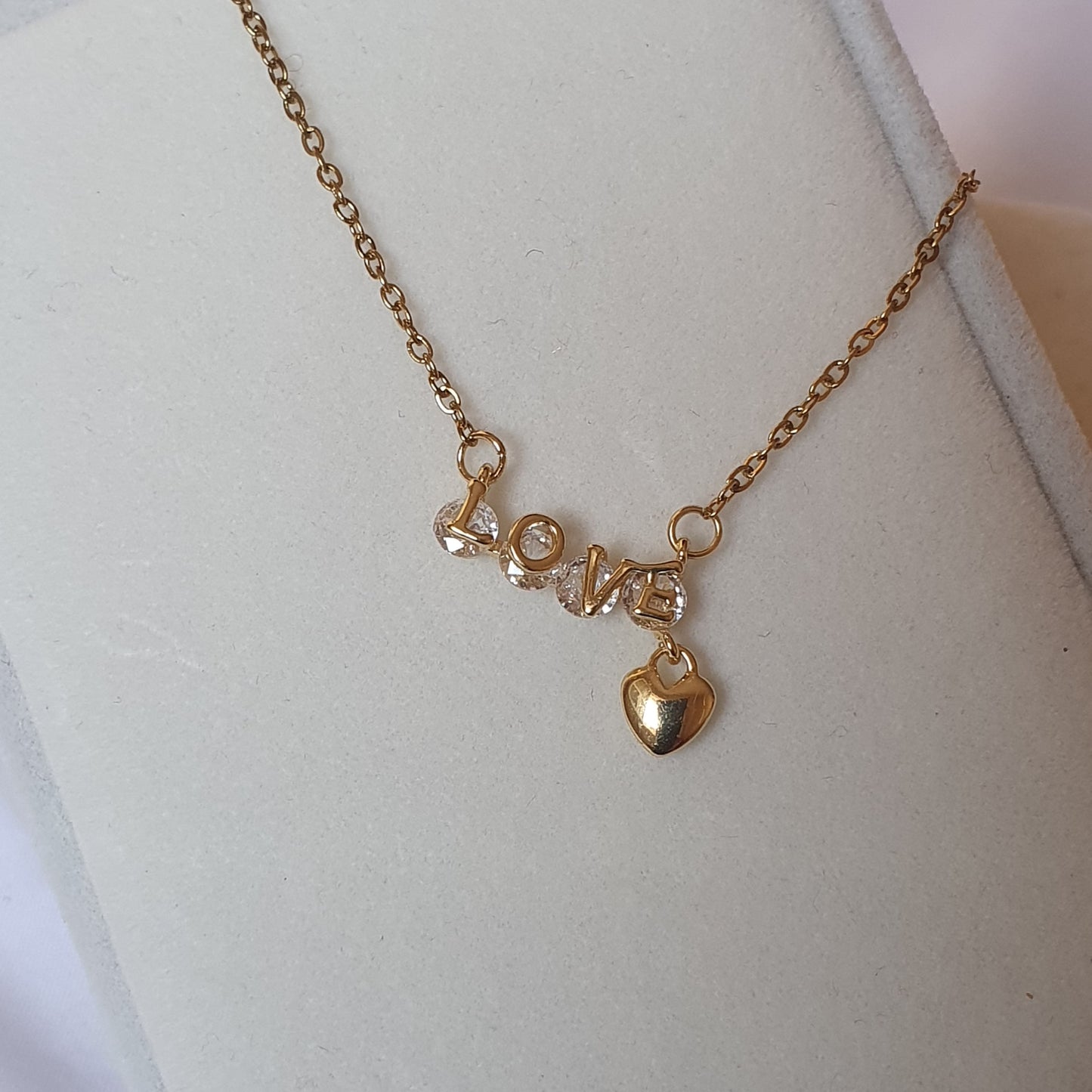 Collier LOVE Éclat – Élégance et Émotions