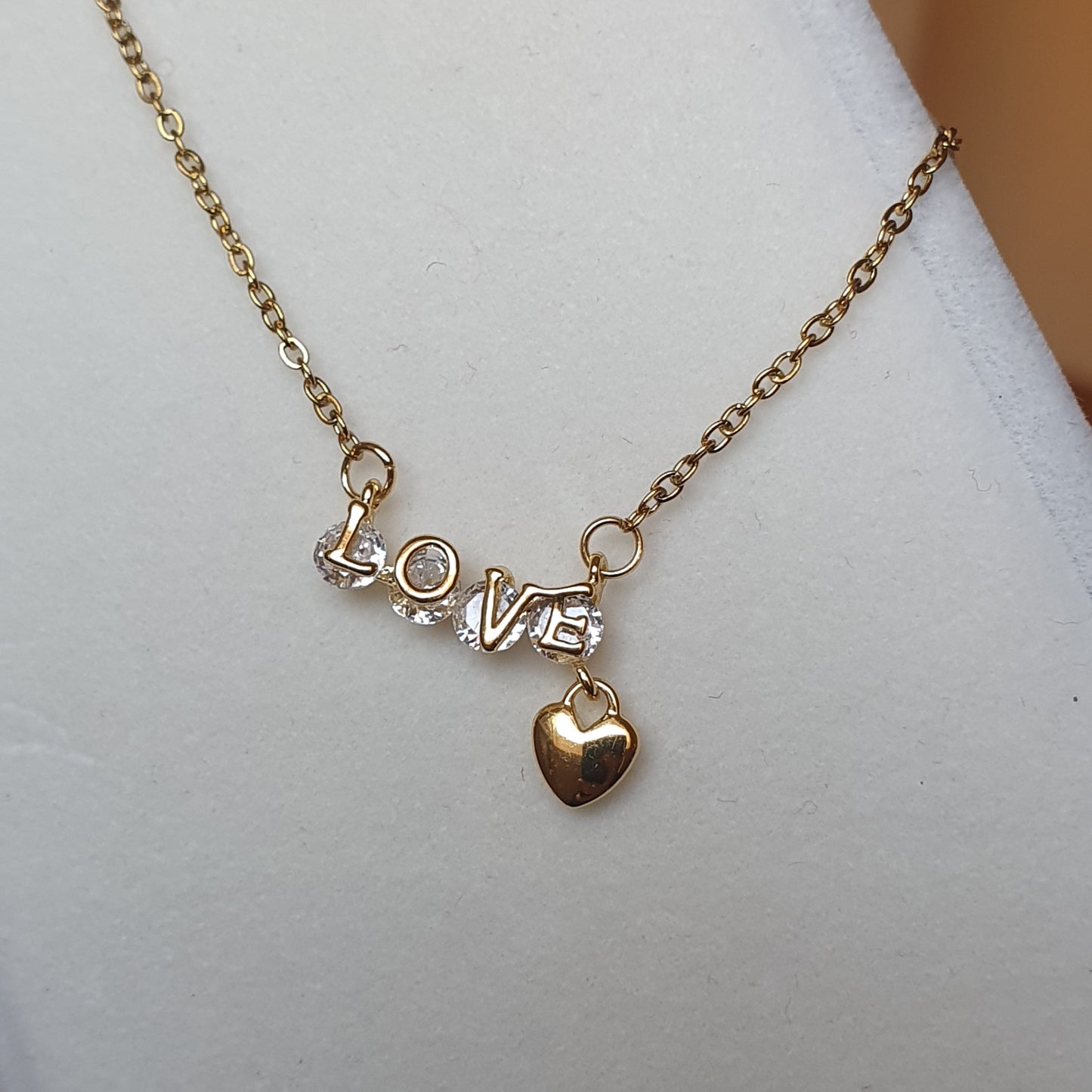 Collier LOVE Éclat – Élégance et Émotions