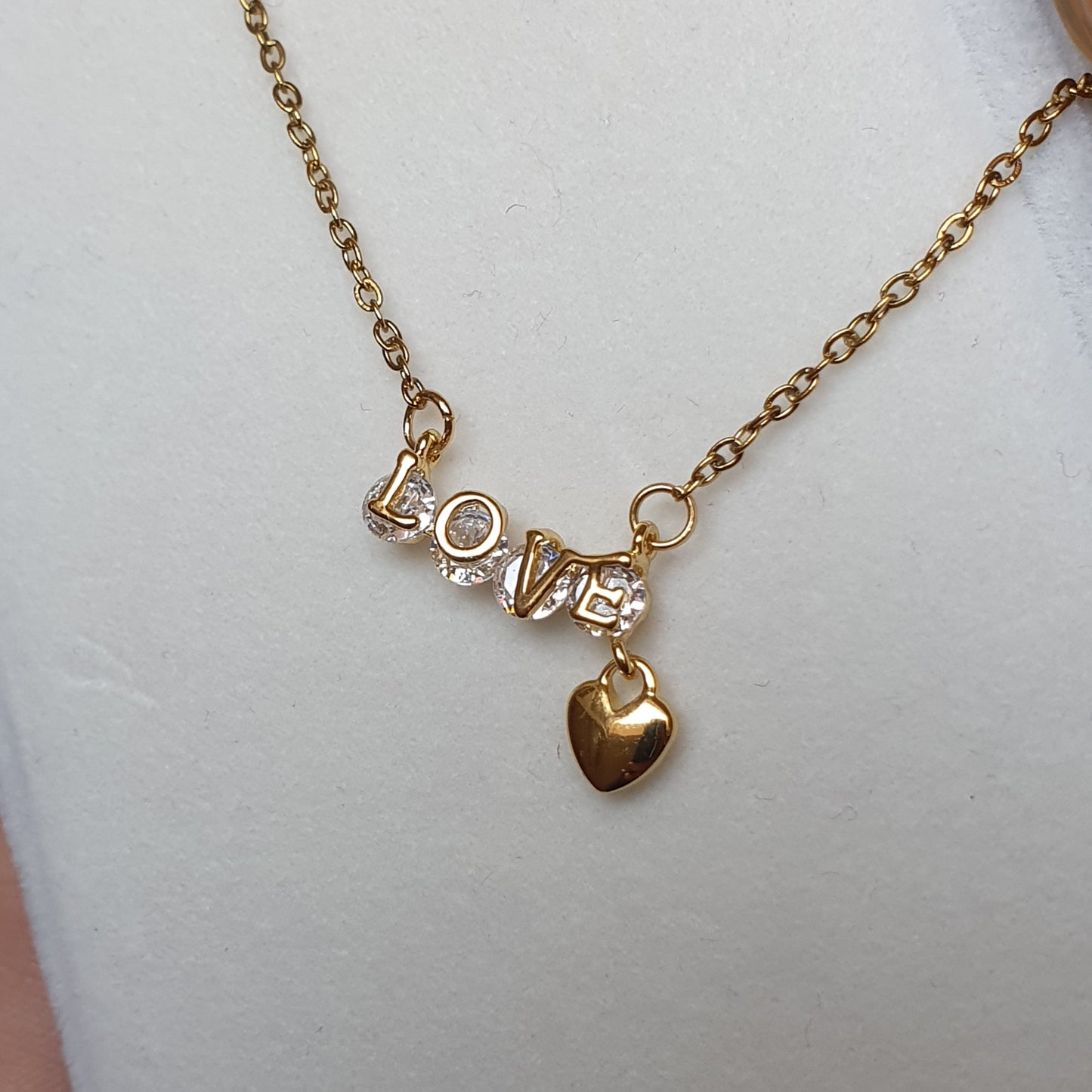 Collier LOVE Éclat – Élégance et Émotions