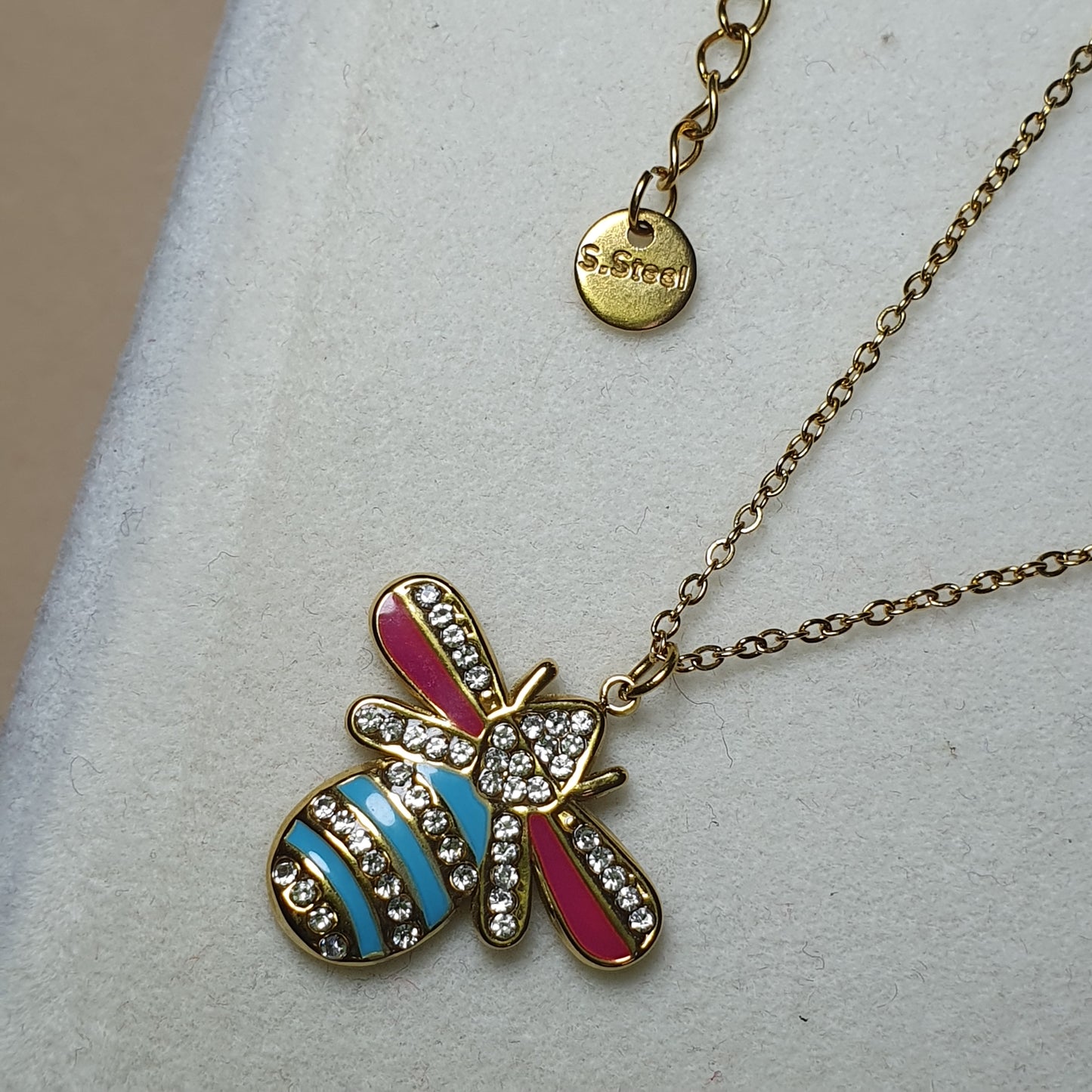 Colier Abeille d'or -Éclat,couleur et féminité-