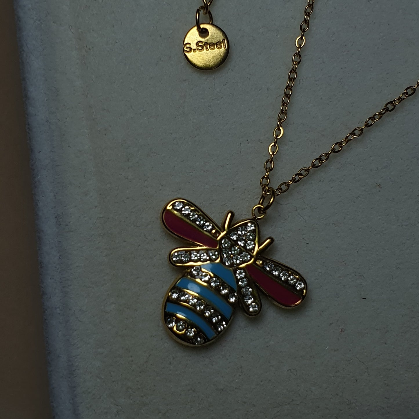 Colier Abeille d'or -Éclat,couleur et féminité-