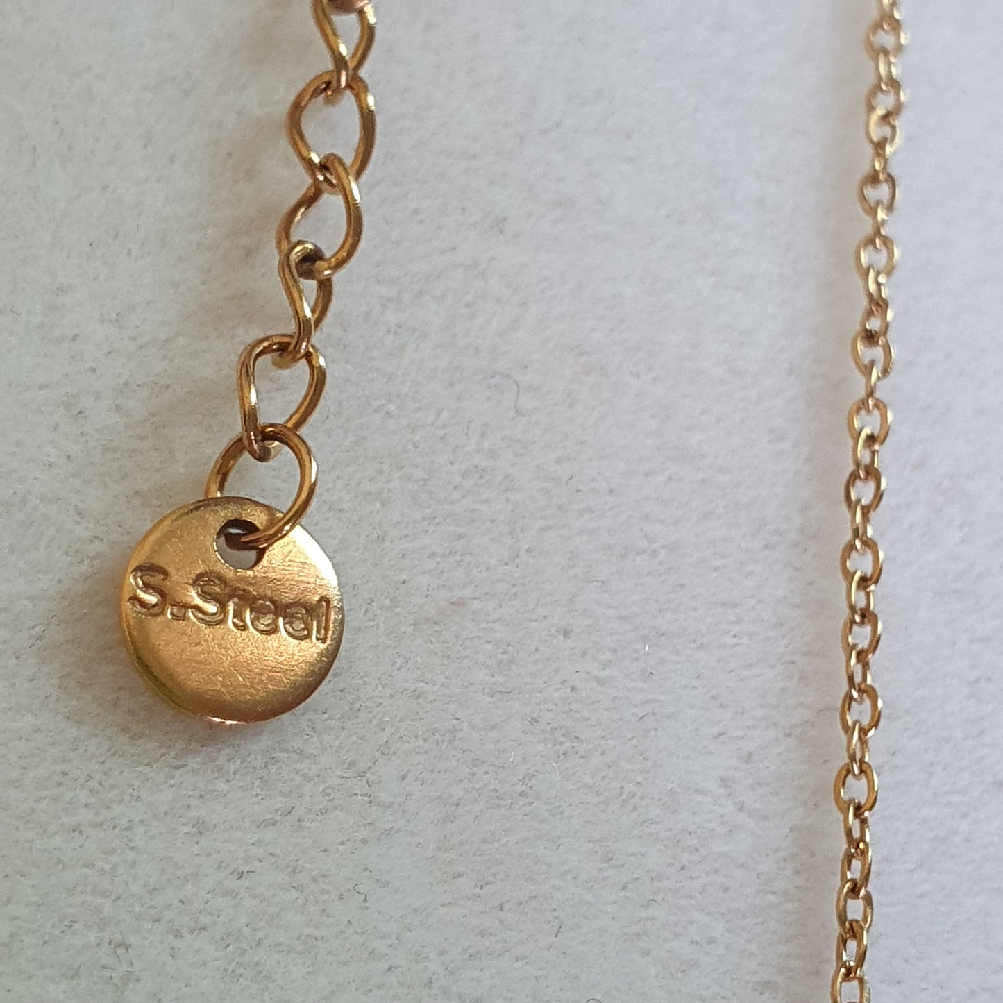 Colier Abeille d'or -Éclat,couleur et féminité-